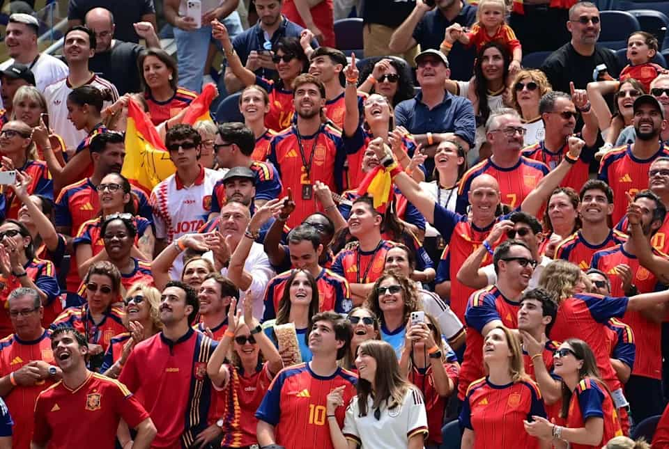 Cidade de Athens organiza evento público para exibição da final da Copa do Mundo