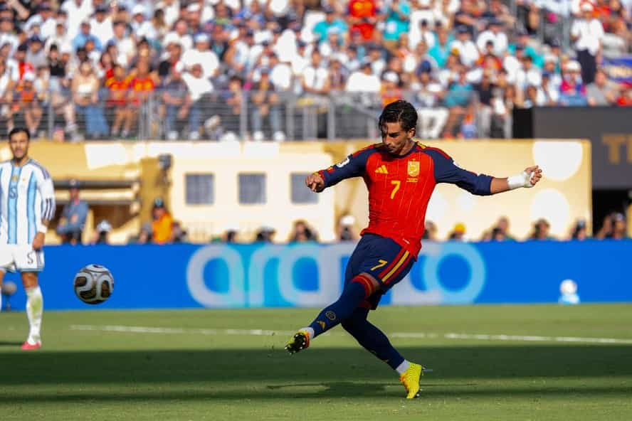 Ferran Torres, autor do gol da Espanha na Copa do Mundo de 2026, teve momentos de tensão com Vinicius Junior em clássicos