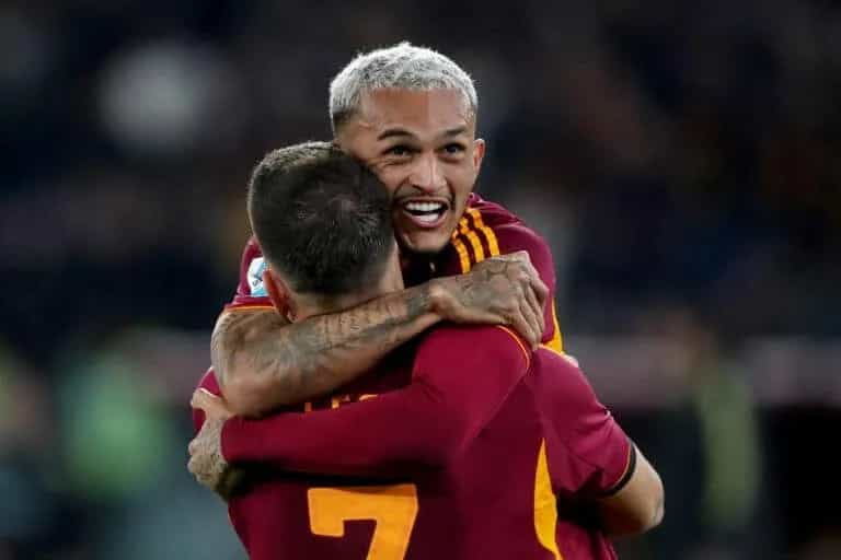 Lateral brasileiro Wesley se recupera de lesão e retorna aos treinos da Roma