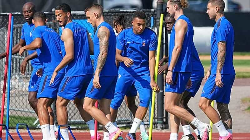Prefeitura de Paris decora a cidade em apoio à seleção francesa para a partida contra Marrocos