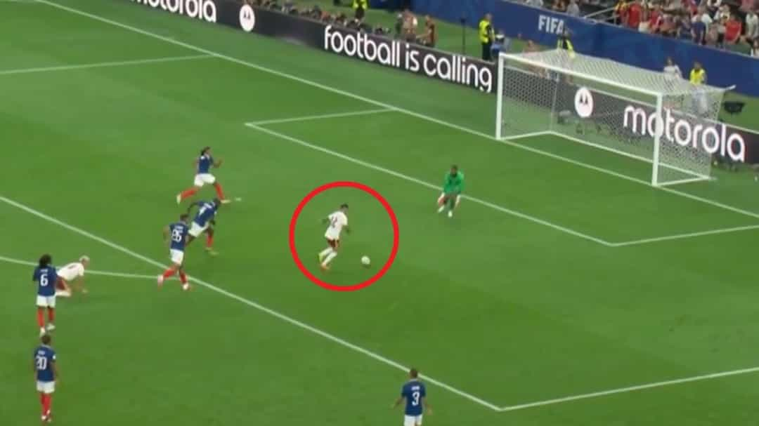 Mbappé se envolve em incidente com goleiro Unai Simón durante partida da semifinal