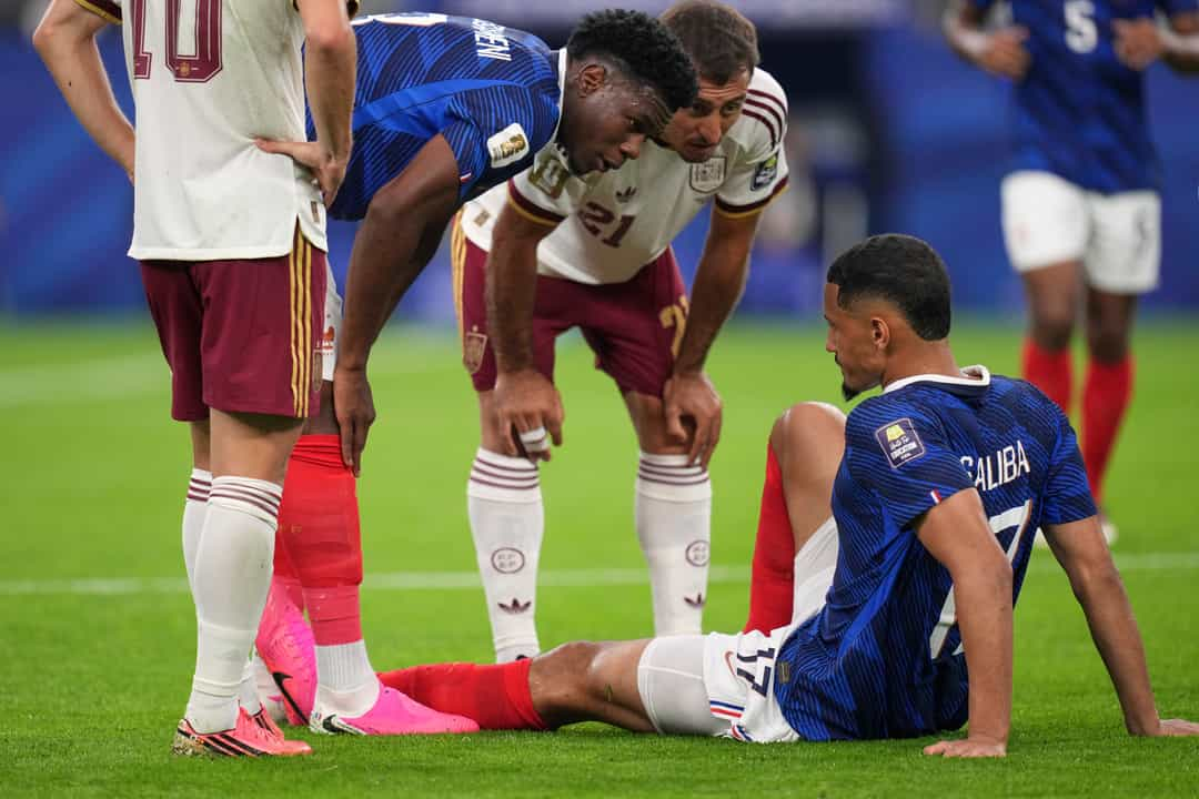 William Saliba é substituído por lesão nas costas em treinamento da seleção francesa