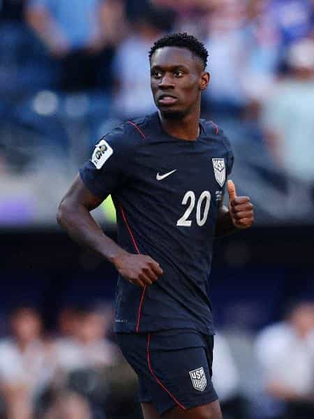 Juristas da FIFA esclarecem mecanismo que permitiu a participação de Folarin Balogun após suspensão