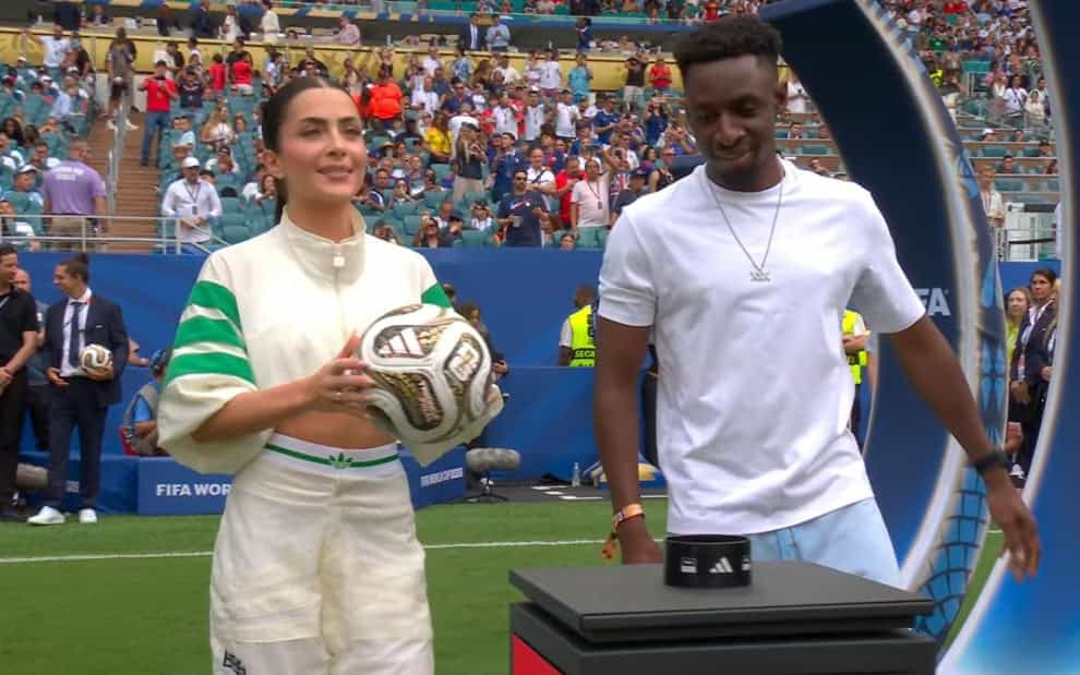 Influenciadora Jade Picon participa de cerimônia no Hard Rock Stadium durante partida da Copa do Mundo 2026