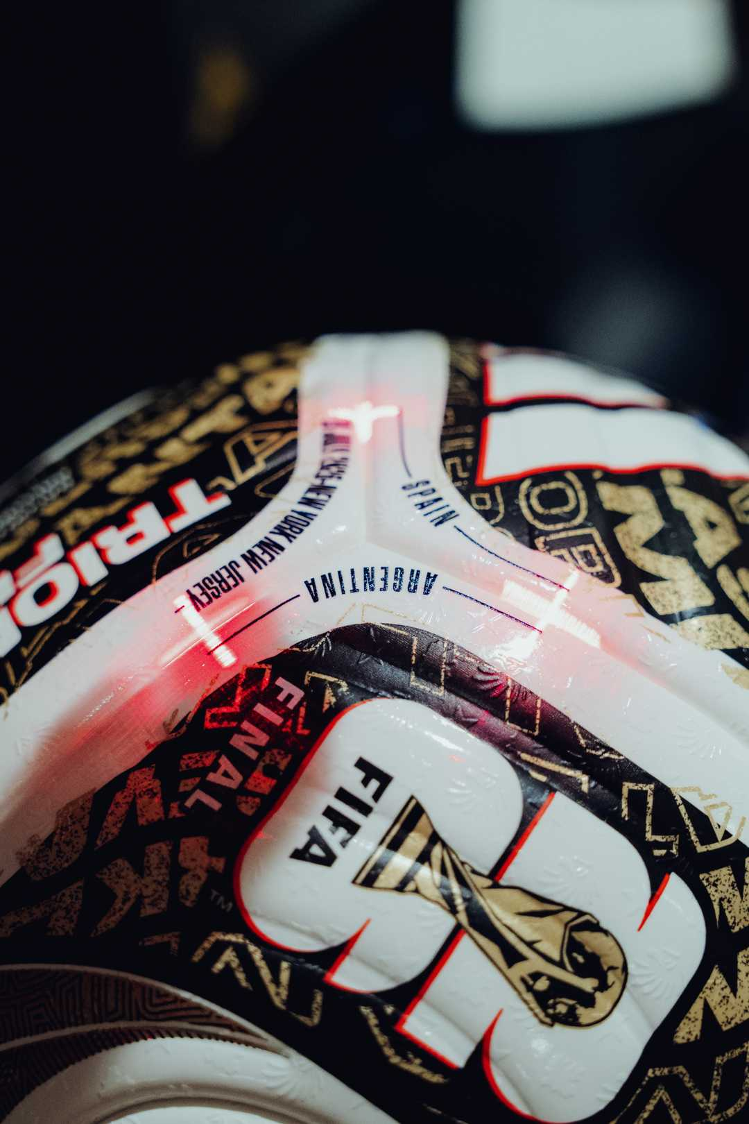 Adidas apresenta bola oficial Trionda Finale para a decisão da Copa do Mundo